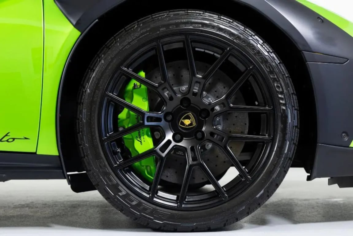 2024 Lamborghini Huracan Sterrato photo 2 of 22