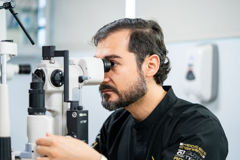 Dr. Trevor Pineda González, Oftalmología
