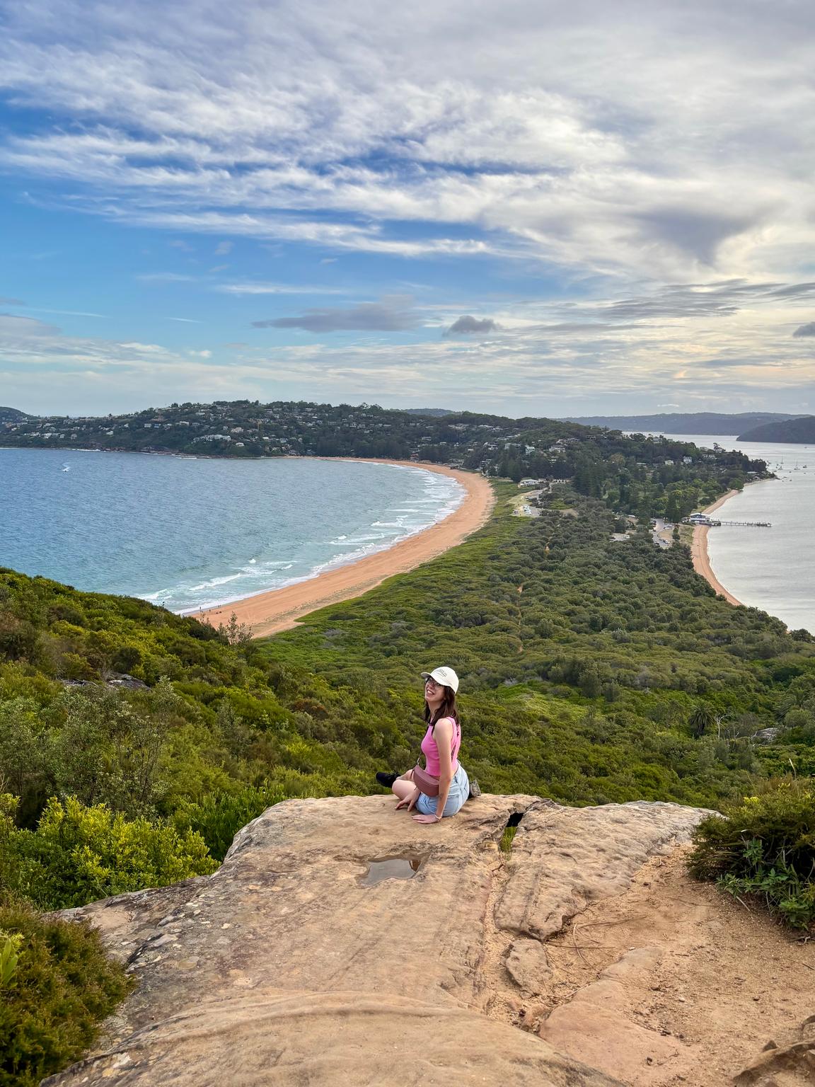 Estudiante sentada sobre una roca en el mirador de Palm Beach en Sídney.