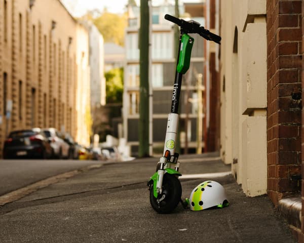 scooter de lime con su casco, en una calle australiana