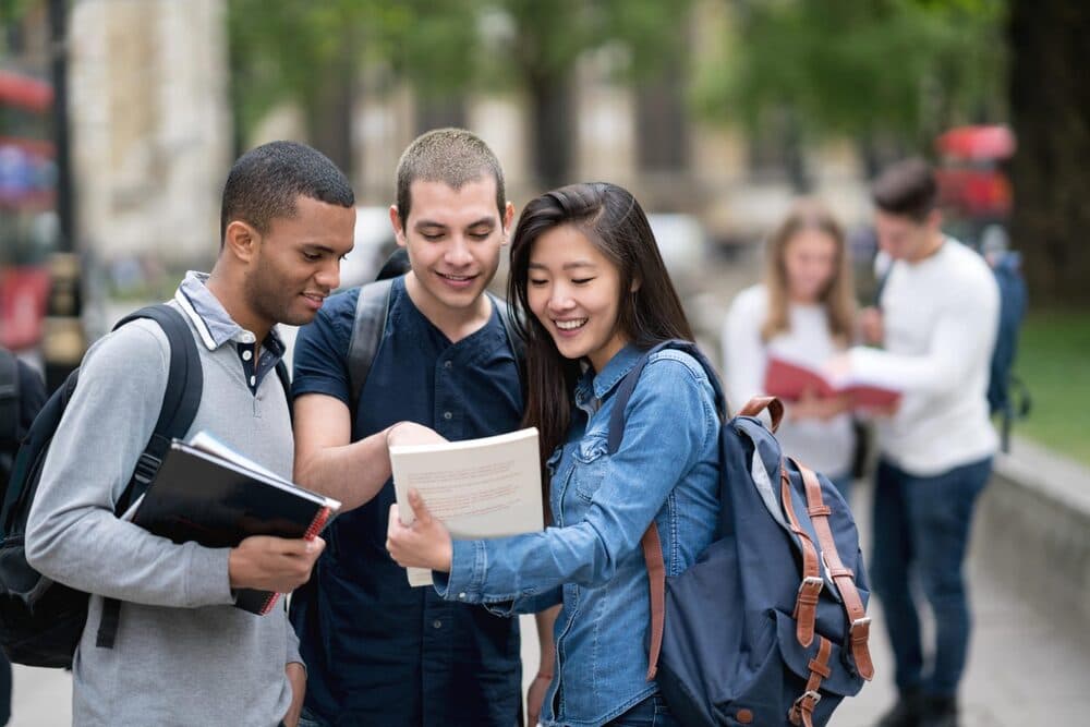 Estudiantes internacionales preparando el examen IELTS