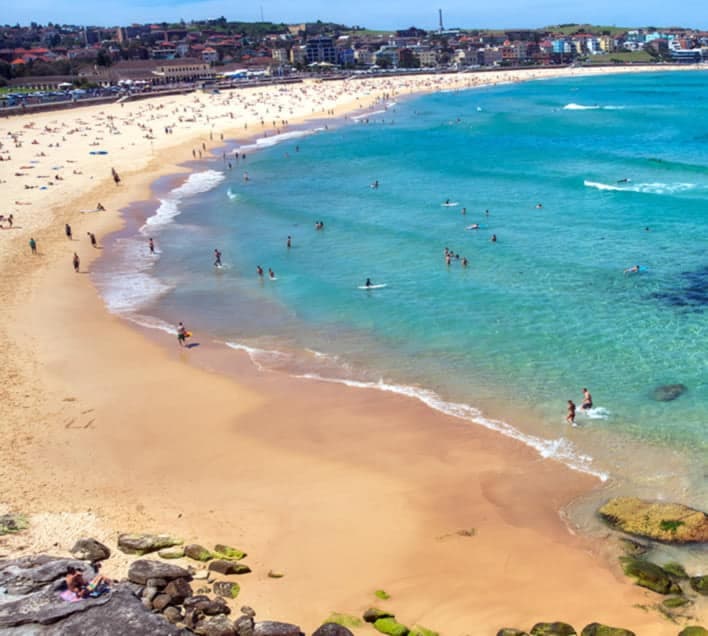 plage-de-sydney-avec-touristes