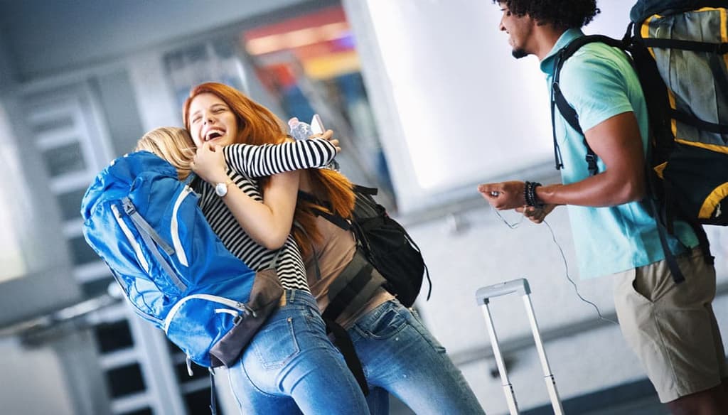 jeunes étudiants qui voyagent et se retrouvent à l'aéroport 