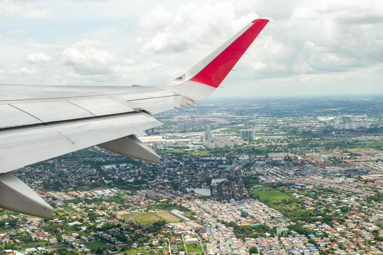 Ala de un avion en el aire