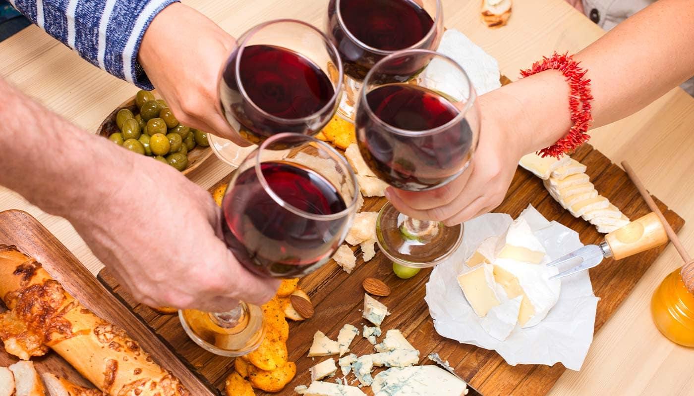 le vin australien autour d'une table avec des amis