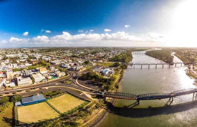 Costa de Wide Bay Burnett en Queensland, Australia, destino de TAFE QLD ideal para estudiantes internacionales que buscan un estilo de vida relajado cerca de la playa