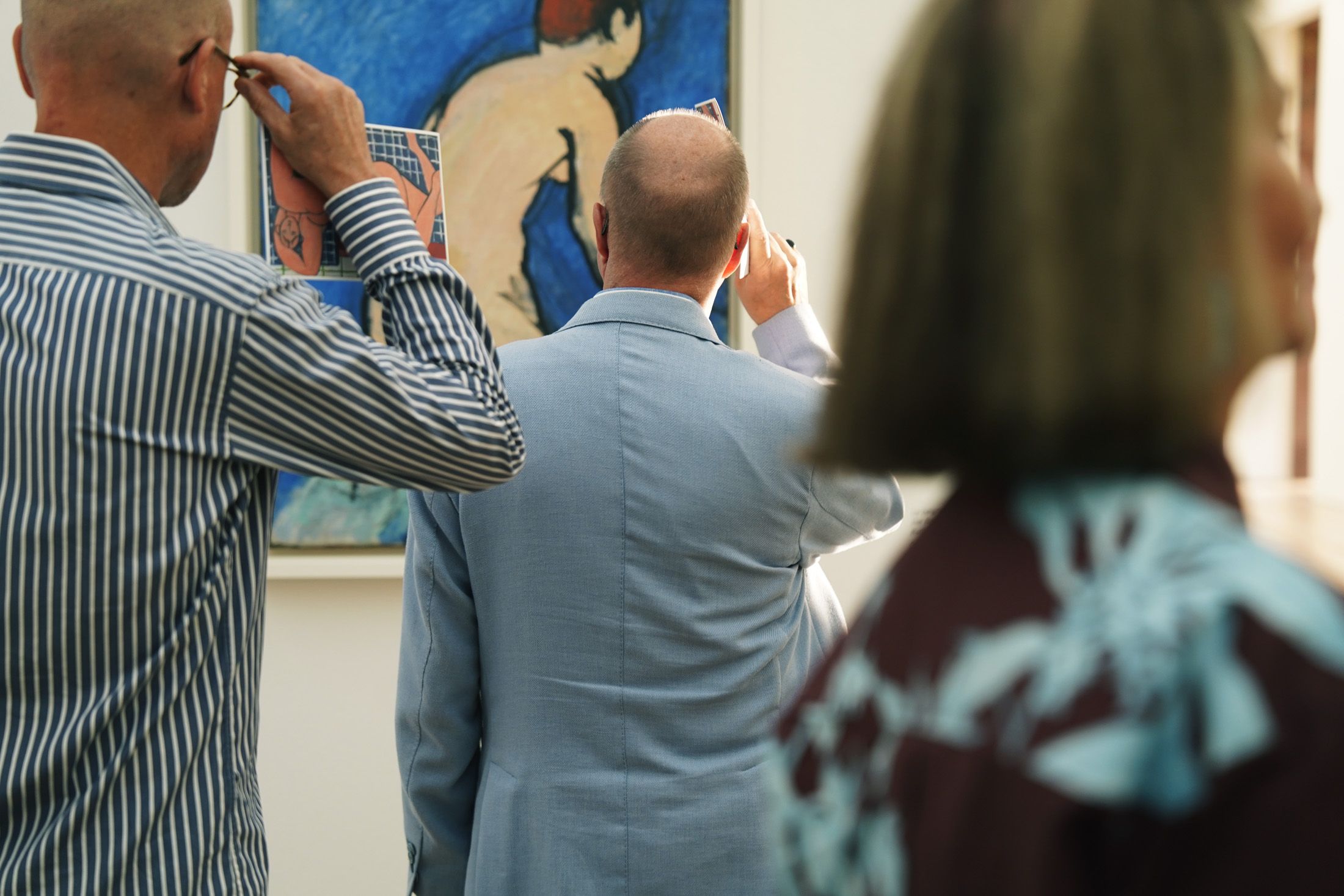 Museumsbesucher:innen betrachten ein Gemälde in der Fondation Beyeler