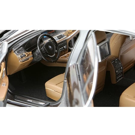 Kyosho 1/18 BMW 750 Li (F02)