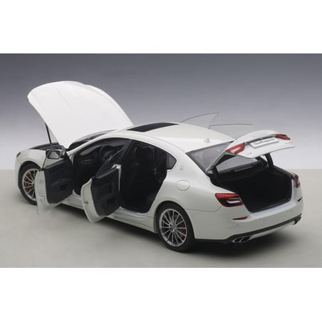 Autoart 1/18 Maserati Quattroporte GTS 2015