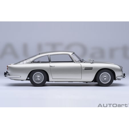 Autoart 1/18  Aston Martin DB5 James Bond Sean Connery Goldfinger 1964 with weapons