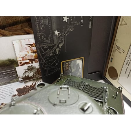 Forces of Valor 1/16 U.S. Sherman M4A3N D-Day Commemorative (with Crew and Accessories)