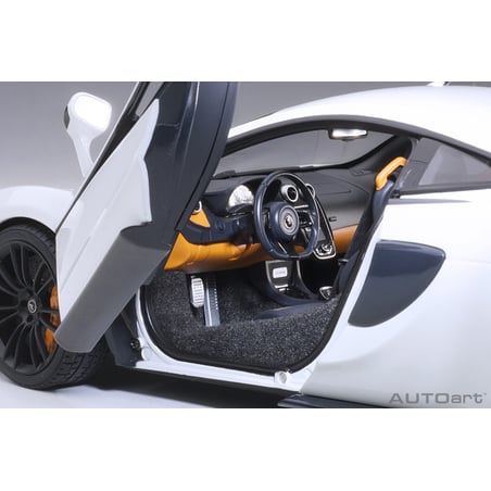AutoArt 1/18 McLaren 570S