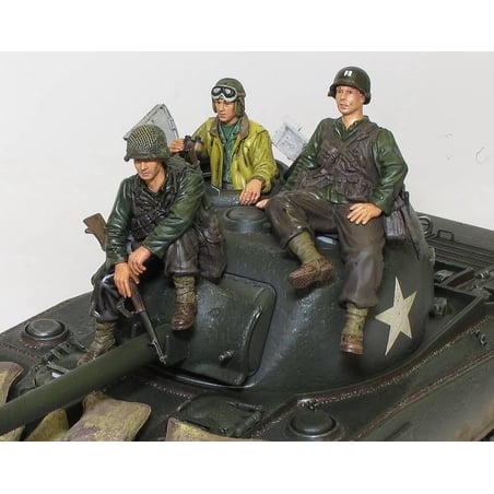 Forces of Valor 1/16 U.S. Sherman M4A3N D-Day Commemorative (with Crew and Accessories)