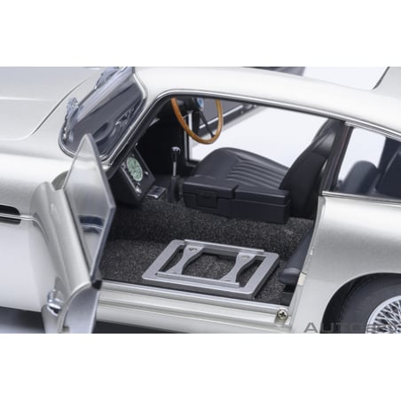 Autoart 1/18  Aston Martin DB5 James Bond Sean Connery Goldfinger 1964 with weapons