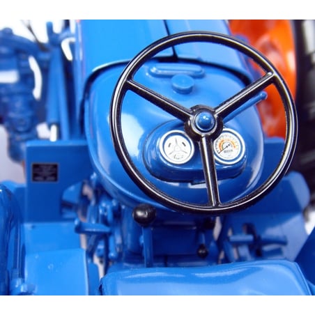 Universal Hobbies 1/16 FordSon County Super 4