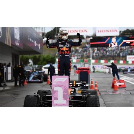 Spark 1/18 Oracle Red Bull Racing RB18 Winner Japanese GP 2022 No.1 Max Verstappen With pitboard World Champion