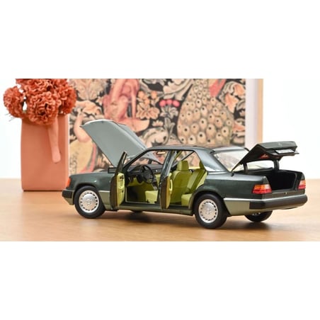 Norev 1/18 Mercedes Benz  E Class 230E (W124) 1990