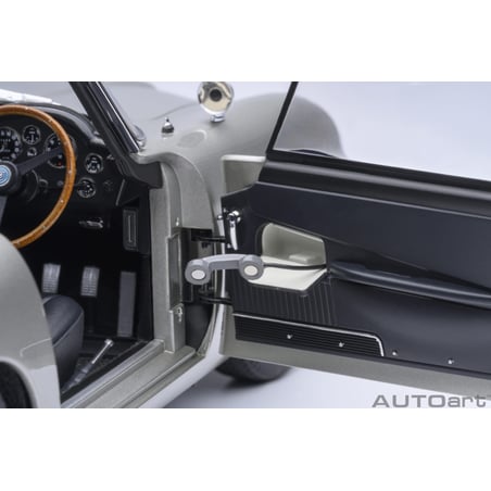 Autoart 1/18  Aston Martin DB5 James Bond Sean Connery Goldfinger 1964 with weapons