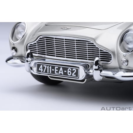 Autoart 1/18  Aston Martin DB5 James Bond Sean Connery Goldfinger 1964 with weapons