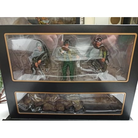 Forces of Valor 1/16 U.S. Sherman M4A3N D-Day Commemorative (with Crew and Accessories)