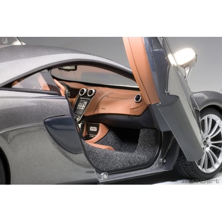 AutoArt  1/18 McLaren 570S