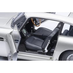 Autoart 1/18  Aston Martin DB5 James Bond Sean Connery Goldfinger 1964 with weapons