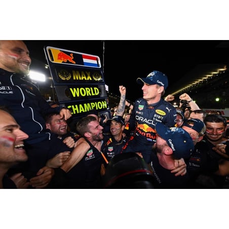 Spark 1/18 Oracle Red Bull Racing RB18 Winner Japanese GP 2022 No.1 Max Verstappen With pitboard World Champion