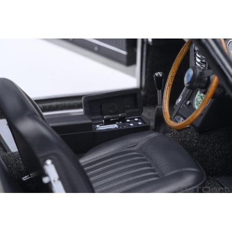 Autoart 1/18  Aston Martin DB5 James Bond Sean Connery Goldfinger 1964 with weapons