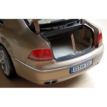 Welly 1/18 Volkswagen Phaeton 2010