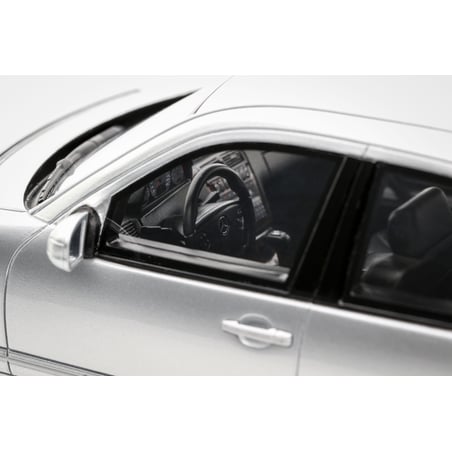 Otto Mobile 1/18 Mercedes-Benz E55 AMG W210 2001