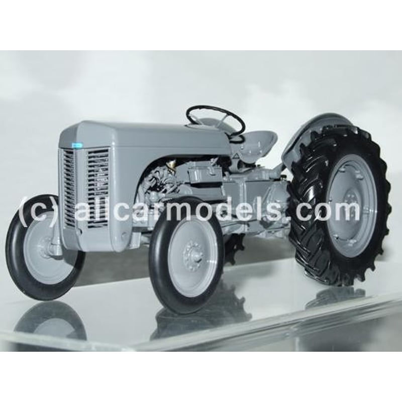 Universal Hobbies 1/16 Massey Ferguson TE 20 The Little Grey"