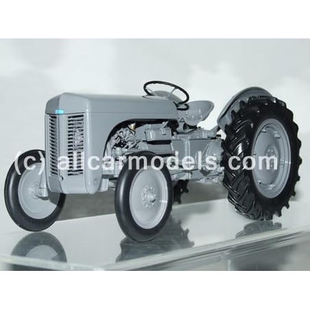 Universal Hobbies 1/16 Massey Ferguson TE 20 The Little Grey"