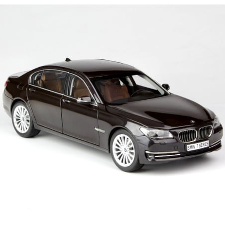 Kyosho 1/18 BMW 750 Li (F02)