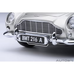 Autoart 1/18  Aston Martin DB5 James Bond Sean Connery Goldfinger 1964 with weapons