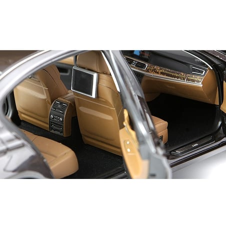 Kyosho 1/18 BMW 750 Li (F02)