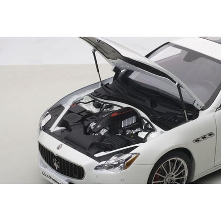 Autoart 1/18 Maserati Quattroporte GTS 2015