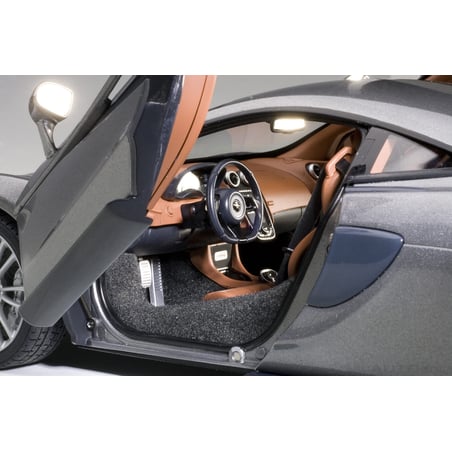 AutoArt  1/18 McLaren 570S