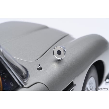 Autoart 1/18  Aston Martin DB5 James Bond Sean Connery Goldfinger 1964 with weapons