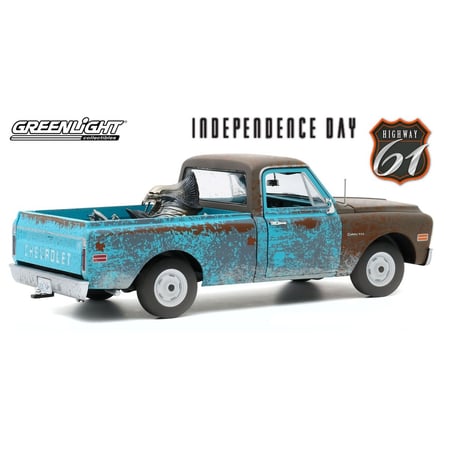 Greenlight Collectibles 1/18 Chevrolet C10 1971 & Alien Figure from the Movie Independence Day (1996)