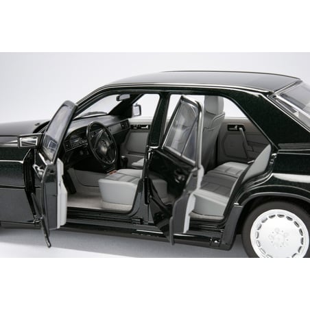Norev Dealer Pack 1/18 Mercedes-Benz 190 E 2.3 - 16 (W201) 1984-88