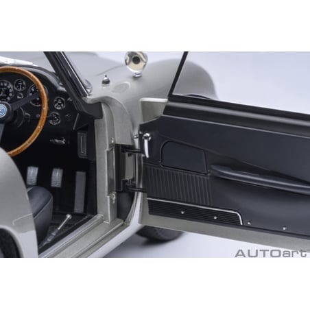 Autoart 1/18  Aston Martin DB5 James Bond Sean Connery Goldfinger 1964 with weapons