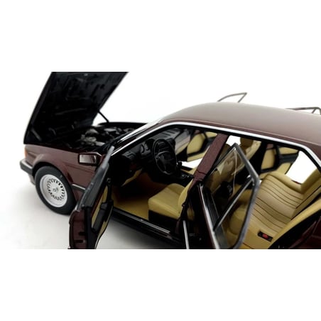 Minichamps 1/18 BMW 7 Series 730i (E32) 1986