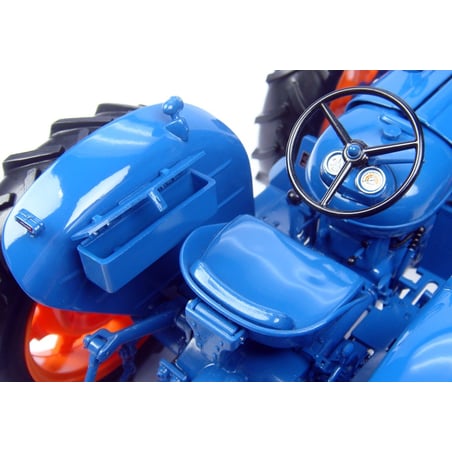 Universal Hobbies 1/16 FordSon County Super 4