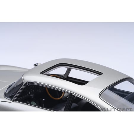 Autoart 1/18  Aston Martin DB5 James Bond Sean Connery Goldfinger 1964 with weapons