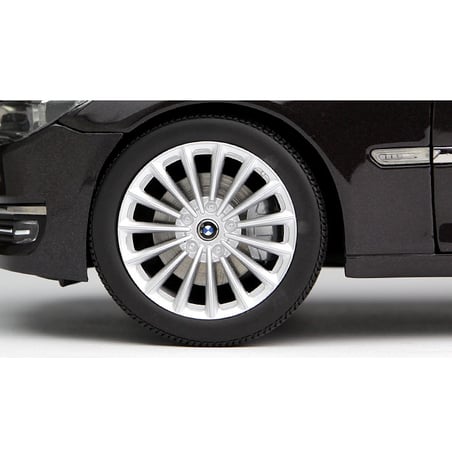 Kyosho 1/18 BMW 750 Li (F02)