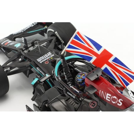 Minichamps 1/18 Mercedes AMG Petronas F1 W12 Winner British GP 2021 No. 44 Lewis Hamilton (with Flag & Driver Figure)