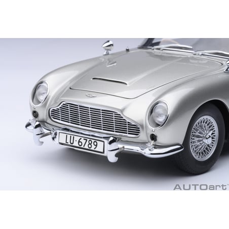 Autoart 1/18  Aston Martin DB5 James Bond Sean Connery Goldfinger 1964 with weapons