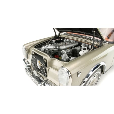 CMC 1/18 Mercedes Benz 600 Pullman (W 100) Limousine with a sunroof, 1963 - 1981