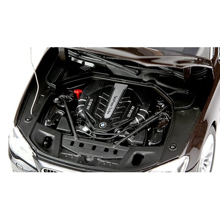 Kyosho 1/18 BMW 750 Li (F02)