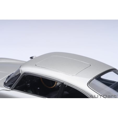 Autoart 1/18  Aston Martin DB5 James Bond Sean Connery Goldfinger 1964 with weapons